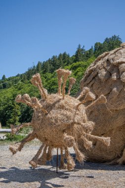 Les Verneys, Fransa - 8 Temmuz 2020: Les Verneys 'te saman Coronavirus covid-19 heykeli