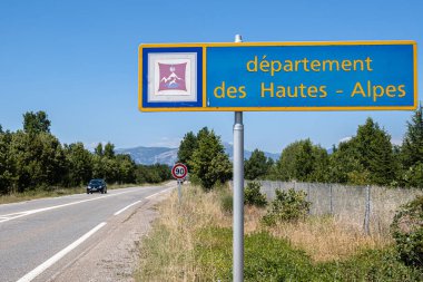 La Saulce, Fransa - 8 Temmuz 2020: Hautes Alpes 'in Fransa' dan ayrılışına hoş geldiniz işareti