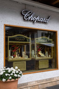 Gstaad, İsviçre - 16 Temmuz 2020: Gstaad 'daki Chopard lüks saat dükkanı
