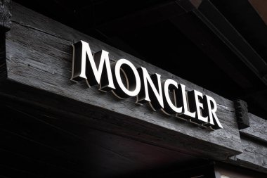 Gstaad, İsviçre - 16 Temmuz 2020: Gstaad 'da bir moda üreticisi Moncler mağazası.