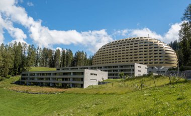 Davos, İsviçre - 17 Temmuz 2020: Davos 'taki prestijli ve lüks Kıtalararası Otel