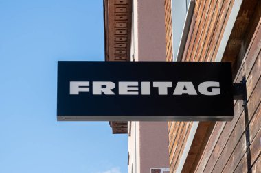 Davos, İsviçre - 17 Temmuz 2020: Geri dönüşümlü kamyon brandalarından moda çantalar yapan yenilikçi Freitag mağazası