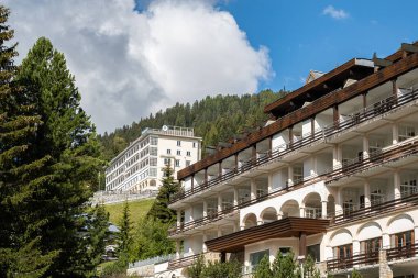 Davos, İsviçre - 17 Temmuz 2020: Davos 'taki oteller, İsviçre' nin Graubunden kantonunda bir kayak merkezi ve belediye. Ayrıca prestijli Dünya Ekonomi Forumu 'yla da tanınır..