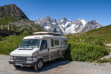 Col du Lautaret, Fransa - 7 Temmuz 2020: Fransa 'daki Col du Lautaret dağ geçidindeki klasik karavan