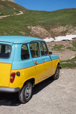 Col du Galibier, Fransa - 8 Temmuz 2020: Renault 4 model mavi ve sarı renkli bir araba