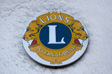 Briancon, Fransa - 7 Temmuz 2020: Beyaz duvarda Lions Club International 'ın bir işareti