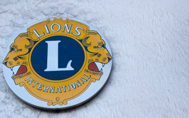 Briancon, Fransa - 7 Temmuz 2020: Beyaz duvarda Lions Club International 'ın bir işareti