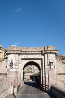 Briancon, Fransa - 7 Temmuz 2020: Briancon, Fransa 'nın güneydoğusunda Provence-Alpes- Cote dAzur bölgesinde Hautes-Alpes ilinde bir komün. Duvarın kapısı..