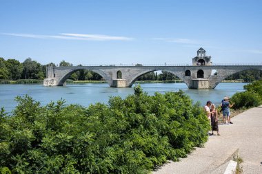 Avignon, Fransa - 7 Temmuz 2020 Pont Saint-Benezet Fransa 'nın güneyindeki Avignon kasabasında bulunan ünlü bir ortaçağ köprüsü..