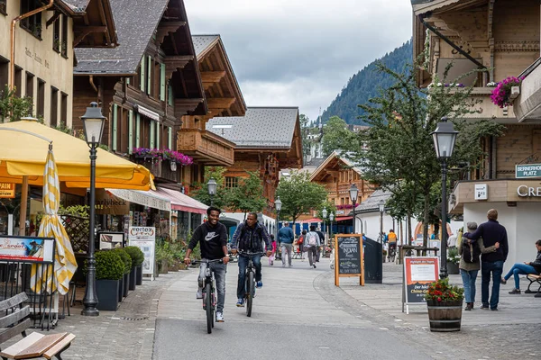 Gstaad Suiza Julio 2020 Idílico Pueblo Turístico Suizo Gstaad Con —  Fotos de Stock