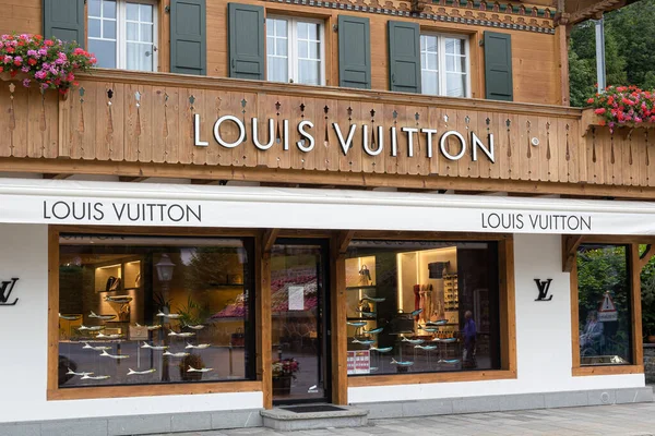 Gstaad, İsviçre - 16 Temmuz 2020: Gstaad 'da lüks moda mağazası Louis Vuitton.