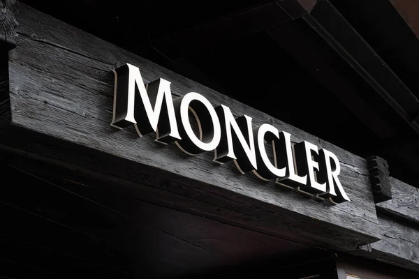 Gstaad, İsviçre - 16 Temmuz 2020: Gstaad 'da bir moda üreticisi Moncler mağazası.
