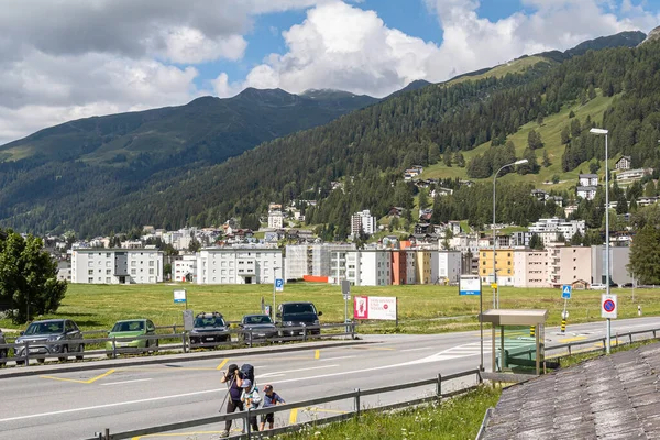 Davos, İsviçre - 17 Temmuz 2020 Davos, İsviçre 'nin Graubunden kantonunda yer alan bir kayak merkezidir. Ayrıca prestijli Dünya Ekonomi Forumu 'yla da tanınır. Ortasında resim gibi bir gölet.