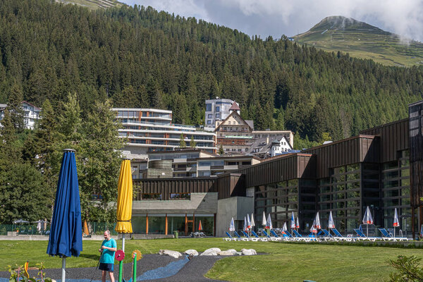 Давос, Швейцария - 17 июля 2020 года: Конгресс-центр в Давосе, где проходит престижный Всемирный экономический форум.