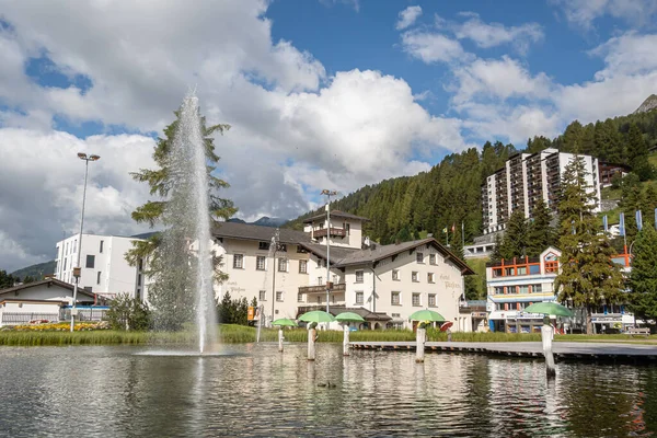 Davos, İsviçre - 17 Temmuz 2020 Davos, İsviçre 'nin Graubunden kantonunda yer alan bir kayak merkezidir. Ayrıca prestijli Dünya Ekonomi Forumu 'yla da tanınır. Ortasında resim gibi bir gölet.