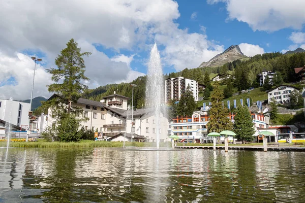 Davos, İsviçre - 17 Temmuz 2020 Davos, İsviçre 'nin Graubunden kantonunda yer alan bir kayak merkezidir. Ayrıca prestijli Dünya Ekonomi Forumu 'yla da tanınır. Ortasında resim gibi bir gölet.