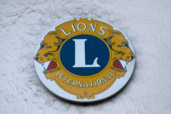 Briancon, Fransa - 7 Temmuz 2020: Beyaz duvarda Lions Club International 'ın bir işareti