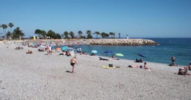 Menton, Fransa - 5 Temmuz 2020: Salgın Corona krizi sırasında ünlü Menton 'da neredeyse boş plajlar