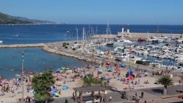 2020年7月5日フランス メントン イタリア国境のすぐ隣にあるフランスのリビエラのメントンの観光都市でのスイミングビーチとマリーナの時間経過 — ストック動画