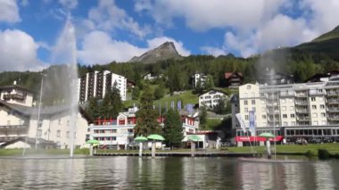Davos, İsviçre - 17 Temmuz 2020 Davos, İsviçre 'nin Graubunden kantonunda yer alan bir kayak merkezidir. Ayrıca prestijli Dünya Ekonomi Forumu 'yla da tanınır. Ortasında resim gibi bir gölet.