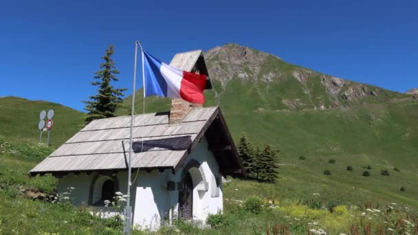 2020年7月7日フランス ラウタレ山の峠で7月14日の祝日前にフランス国旗を振る Col Lautaret — ストック動画