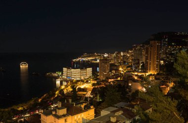Monte Carlo, Monako - 3 Temmuz 2020: Monako Prensliğinin Gece Fotoğrafı