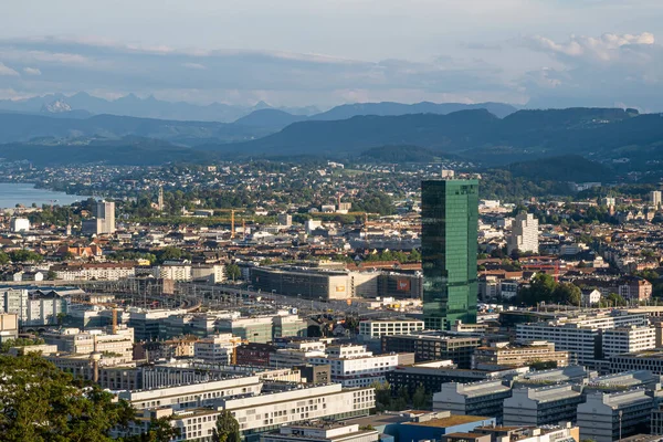 Zurych Szwajcaria Lipca 2020 Perspektywy Miasta Wyróżnia Się Zielona Wieża — Zdjęcie stockowe