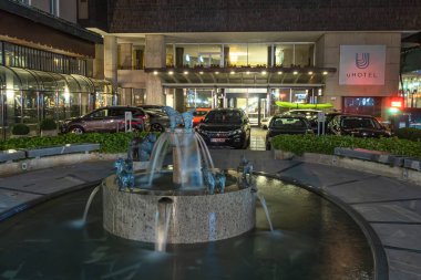 Ljubljana, Slovenya - 13 Ağustos 2020: Ljubljana şehir merkezinde lüks bir otel birliğinin önündeki çeşme