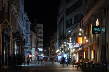 Ljubljana, Slovenya - 13 Ağustos 2020: Eski Ljubljana kasabasındaki aydınlık sokak