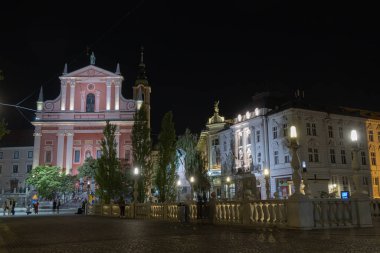 Ljubljana, Slovenya - 13 Ağustos 2020: Ljubljana 'nın eski merkezinde Tromostovje' nin ünlü köprüleri