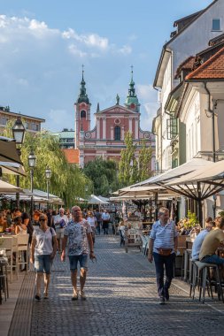 Ljubljana, Slovenya - 13 Ağustos 2020: Fransisken Kilisesi manzaralı eski Ljubljana kasabasındaki gezinti alanı