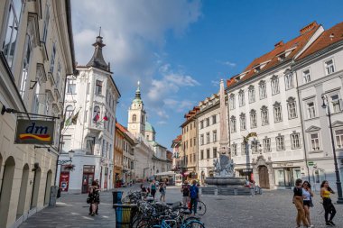 Ljubljana, Slovenya - 13 Ağustos 2020: Ünlü Robba çeşmesiyle birlikte eski Ljubljana kasabası
