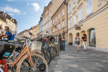 Ljubljana, Slovenya - 13 Ağustos 2020: Eski Ljubljana kasabasında bisiklet parkı