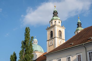 Ljubljana, Slovenya - 13 Ağustos 2020: Ljubljana 'daki Barok Katedrali' nin çan kuleleri