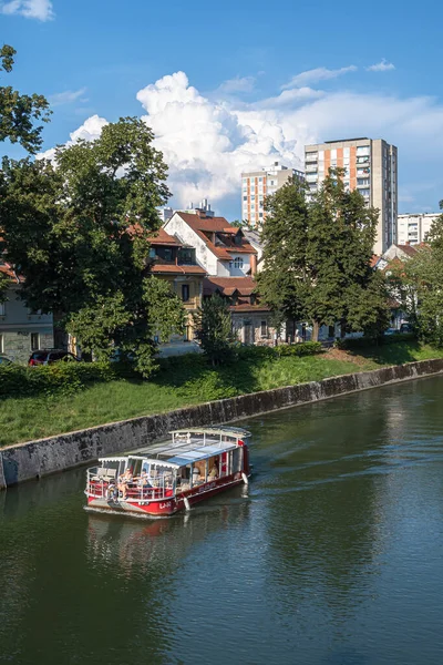 Λιουμπλιάνα Σλοβενία Αυγούστου 2020 Ποταμός Λιουμπλιάνιτσα Διασχίζει Την Πρωτεύουσα Της — Φωτογραφία Αρχείου