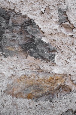 Rigolato, İtalya - 30 Temmuz 2020: Kaba oyulmuş doğal taşlarla dolu duvar