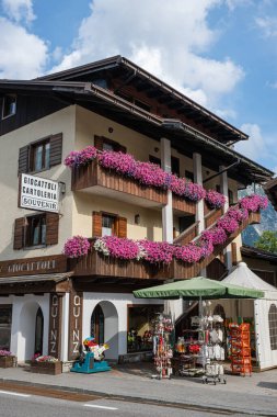 Sappada, İtalya - 30 Temmuz 2020: İtalyan Friuli 'de Almanca konuşan bir köy olan Sappada' da geleneksel ev