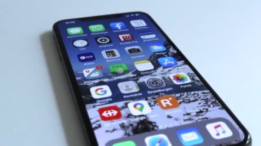 Zürih, İsviçre - 31 Ağustos 2020: IPhone XS max, Apple tarafından geliştirilmiş ve pazarlanmıştır.