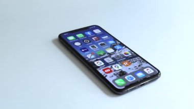 Zürih, İsviçre - 31 Ağustos 2020: IPhone XS max, Apple tarafından geliştirilmiş ve pazarlanmıştır.