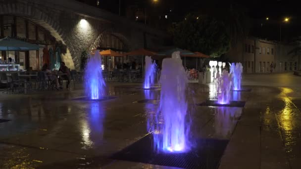 Menton Γαλλία Ιουλίου 2020 Φωτισμένα Πίδακες Νερού Νύχτα Στον Παραλιακό — Αρχείο Βίντεο