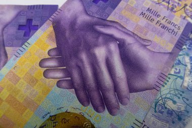 Zürih, İsviçre - 21 Haziran 2020: 1000 franka İsviçre 'nin en büyük banknotlarının el sıkışması