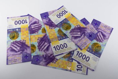 Zürih, İsviçre - 21 Haziran 2020: 1000 franklık İsviçre banknotları
