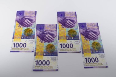 Zürih, İsviçre - 21 Haziran 2020: 1000 franklık İsviçre banknotları