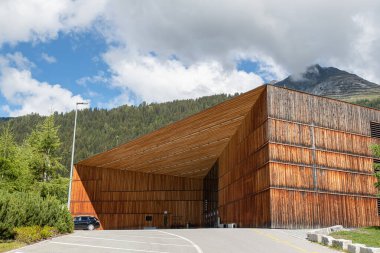 Davos, İsviçre - 17 Temmuz 2020: Dünya Ekonomik Forumu 'nun prestijli olduğu Davos' taki Kongre Merkezi.