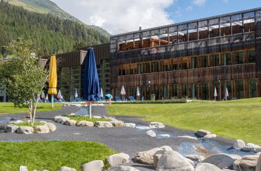 Davos, İsviçre - 17 Temmuz 2020: Dünya Ekonomik Forumu 'nun prestijli olduğu Davos' taki Kongre Merkezi.