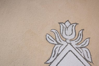 Mustair, İsviçre - 10 Eylül 2020: İsviçre 'nin Engadine kentindeki tarihi bir evin ön cephe dekorasyonunun ayrıntıları