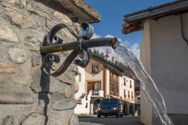 Mustair, İsviçre - 8 Eylül 2020: Köydeki çeşme.