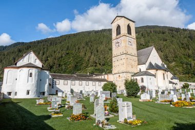 Mustair, İsviçre - 8 Eylül 2020: Karolina sanatının son derece iyi korunmuş mirasına sahip St. John Benedictine Manastırı UNESCO Dünya Mirası.