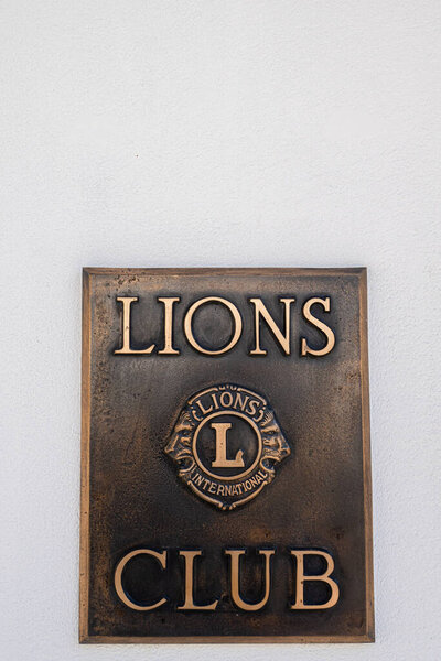 Мустаир, Швейцария - 8 сентября 2020 года: бронзовый знак Международного клуба львов на белой стене