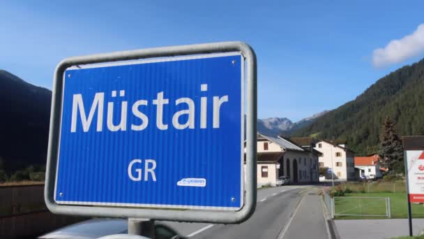 Mustair Suíça Setembro 2020 Local Board Mustair Uma Vila Cantão — Vídeo de Stock
